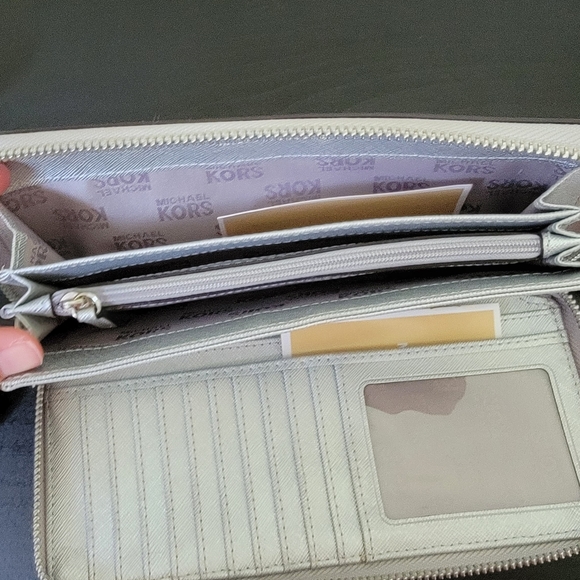 Michael Kors Wallet w/Wristlet Strap - Picture 6 of 6